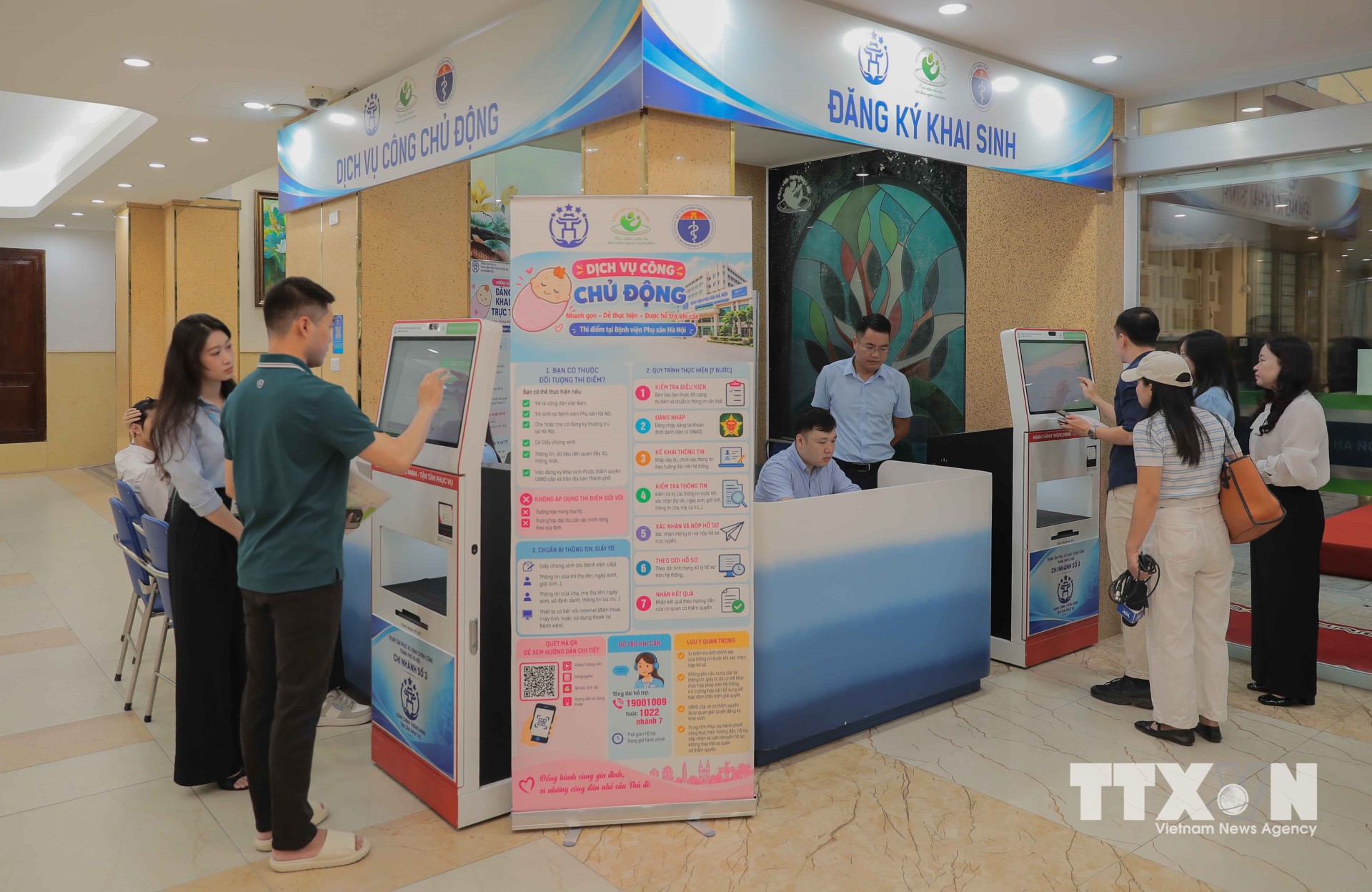 Việc đưa dịch vụ công đến tận bệnh viện tạo cảm giác vô cùng gần gũi. Nhờ tiết kiệm thời gian đi lại, gia đình có thêm thời gian quý báu để chăm sóc mẹ và bé ngay khi chào đời. (Ảnh: Phan Phương/TTXVN)